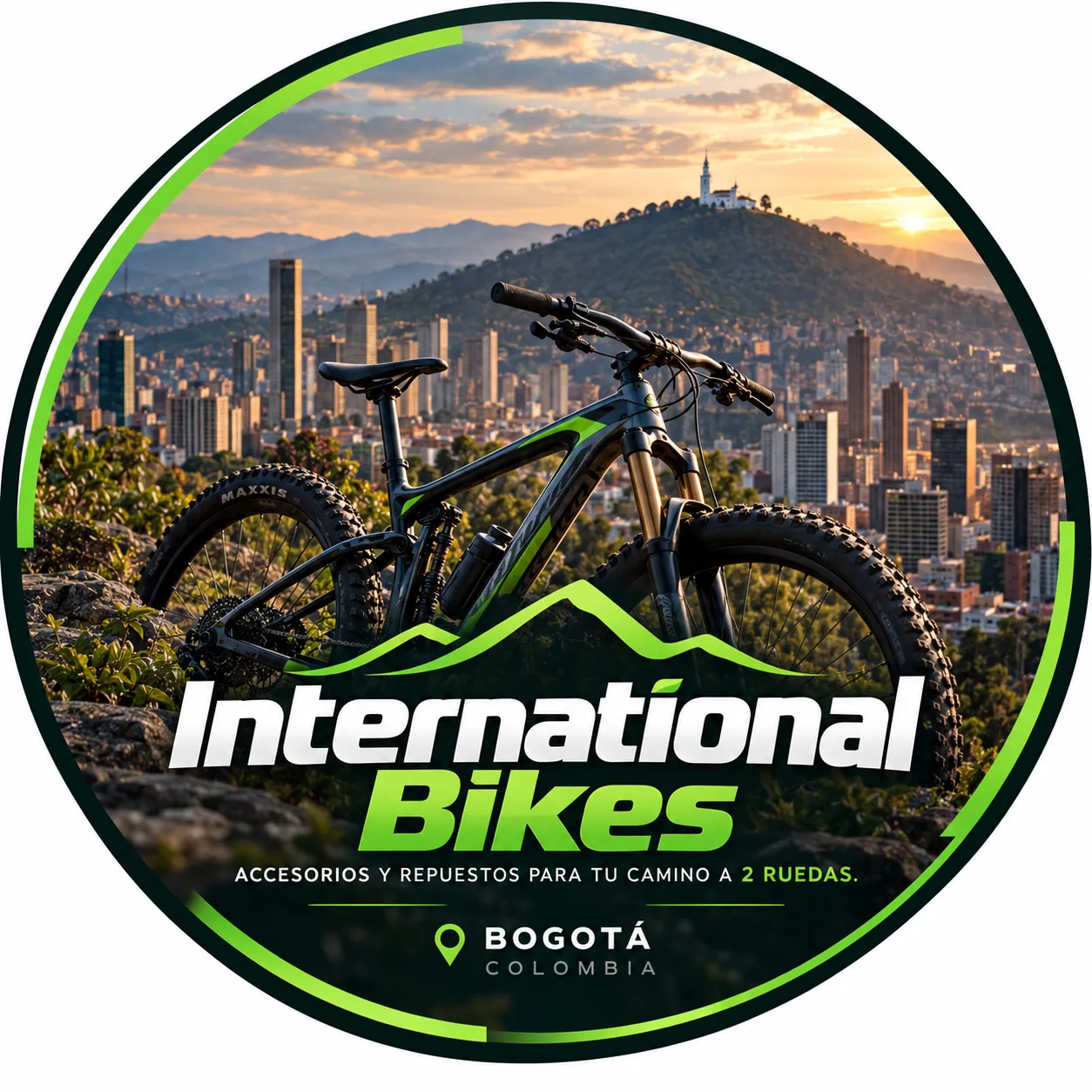 Insignia de International Bikes con Bogotá al fondo, la ciudad donde nació la marca